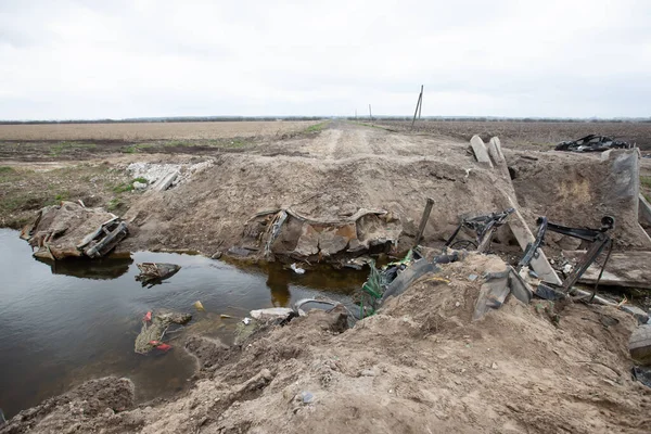Rus ve Ukrayna ordularının geçenlerde Ukrayna 'nın Kyiv bölgesinde savaştığı bir yerde havaya uçurulan ve sivil arabaları yakan bir köprü. 21 Nisan 2022.