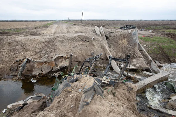 Rus ve Ukrayna ordularının geçenlerde Ukrayna 'nın Kyiv bölgesinde savaştığı bir yerde havaya uçurulan ve sivil arabaları yakan bir köprü. 21 Nisan 2022.