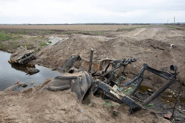 Rus ve Ukrayna ordularının geçenlerde Ukrayna 'nın Kyiv bölgesinde savaştığı bir yerde havaya uçurulan ve sivil arabaları yakan bir köprü. 21 Nisan 2022.