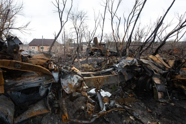 Rus zırhlı araçları Ukrayna 'nın Ukrayna' nın Kyiv bölgesinde Rus işgali sonucu Ukrayna ordusu tarafından yok edildi. 21 Nisan 2022.