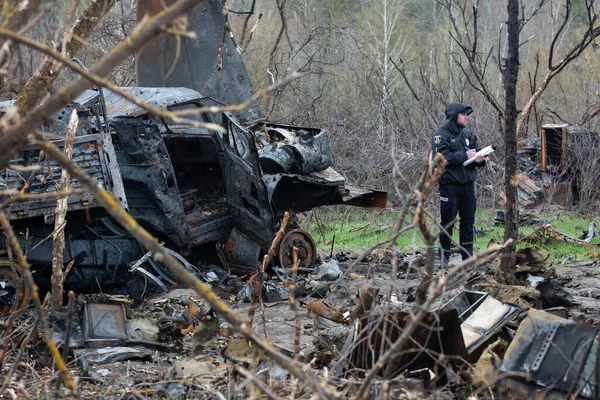 Bir polis memuru Ukrayna 'daki Rus ordusunun savaş suçlarını Ukrayna' nın Kyiv bölgesinde Rus ve Ukrayna orduları arasında yakın tarihli bir çatışmanın yaşandığı bölgede belgeliyor. 21 Nisan 2022.