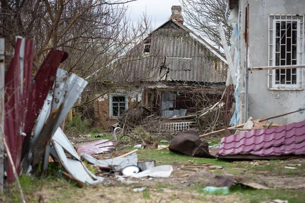 Rusya 'nın Ukrayna' nın Ukrayna 'nın Kyiv bölgesinde Brovary kasabası yakınlarındaki işgali sonucu kırsal ev yıkıldı. 21 Nisan 2022.