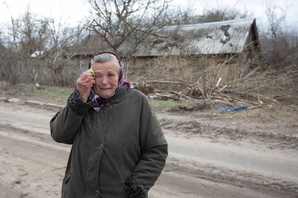 Elderly Woman Cries Her Destroyed House Ukrainian Army Liberated Her — 스톡 사진