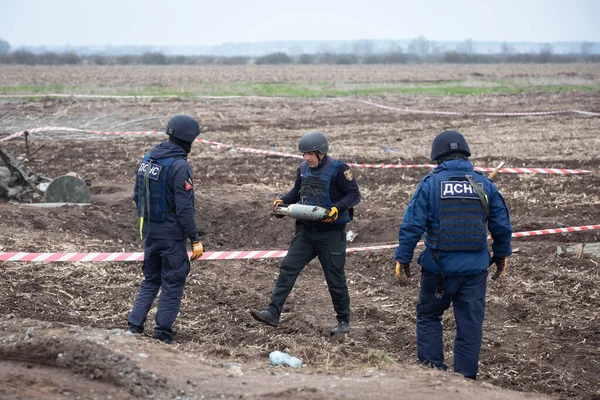 Ukrainian Rescuers Clear Mines Site Recent Fighting Russian Ukrainian Armies Стокове Зображення