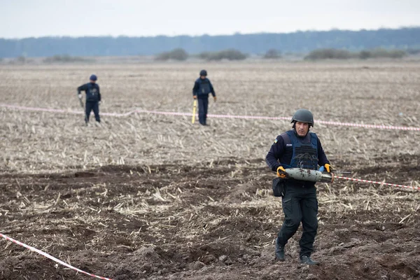Ukrainian Sapper Clears Mines Site Recent Fighting Russian Ukrainian Armies Ліцензійні Стокові Зображення