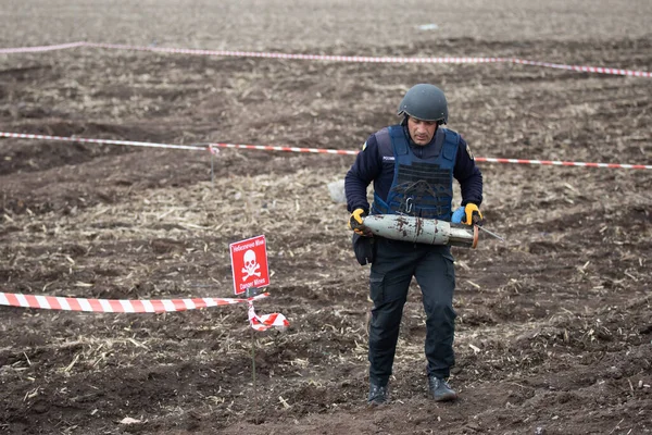 Ukrainian Sapper Clears Mines Site Recent Fighting Russian Ukrainian Armies Ліцензійні Стокові Фото