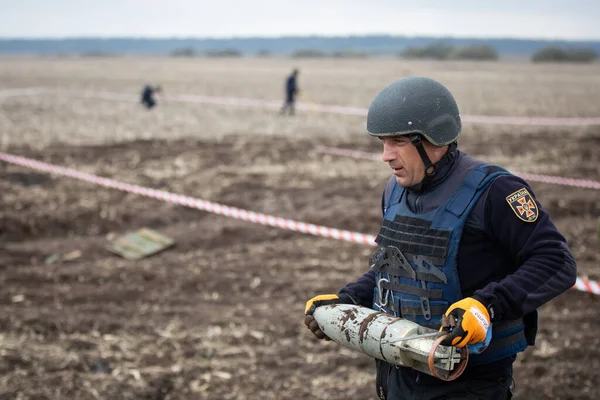 Ukrainian Sapper Clears Mines Site Recent Fighting Russian Ukrainian Armies Стокова Картинка