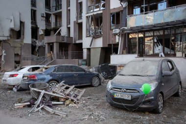 Ukrayna 'nın Ukrayna' nın başkenti Kyiv 'de Rusya' nın işgali sırasında bir apartmanın yakınına park edilmiş bir araba askeri grevde yok edildi. 29 Nisan 2022.