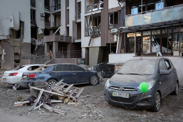 Ukrayna 'nın Ukrayna' nın başkenti Kyiv 'de Rusya' nın işgali sırasında bir apartmanın yakınına park edilmiş bir araba askeri grevde yok edildi. 29 Nisan 2022.