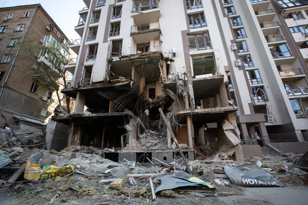 Rusya 'nın Ukrayna' nın Ukrayna 'nın Kyiv kentinde işgali sırasında meydana gelen askeri bir saldırıda bir apartman yıkıldı. 29 Nisan 2022.
