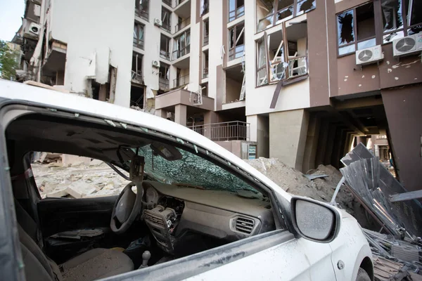 Ukrayna 'nın Ukrayna' nın başkenti Kyiv 'de Rusya' nın işgali sırasında bir apartmanın yakınına park edilmiş bir araba askeri grevde yok edildi. 29 Nisan 2022.