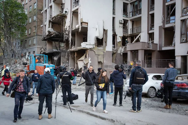 Media Workers Stand Apartment Building Destroyed Military Strike Russia Invasion Ліцензійні Стокові Зображення