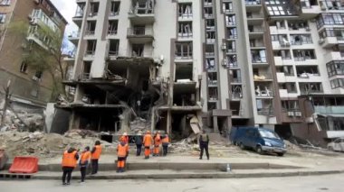 Rusya 'nın Ukrayna' nın Ukrayna 'nın Kyiv kentinde işgali sırasında meydana gelen askeri bir saldırıda bir apartman yıkıldı. 29 Nisan 2022.