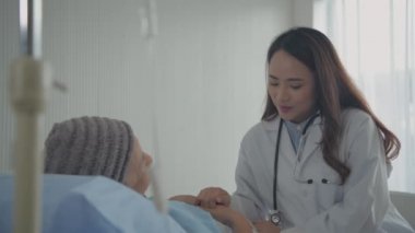 4k çözünürlüğünün tıbbi konsepti. Doktor hastayı teselli ediyor..