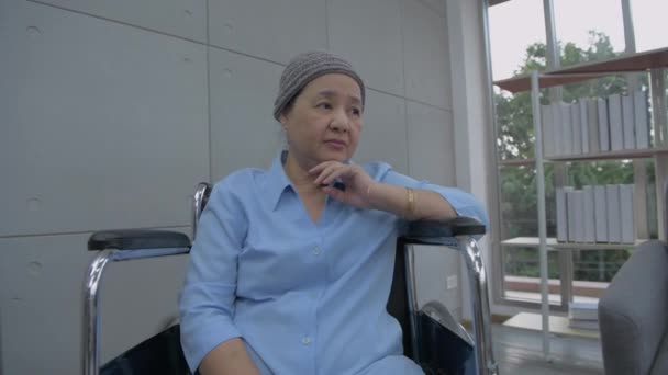 Населення Літня Азіатка Чекає Родичів Лікарні — стокове відео