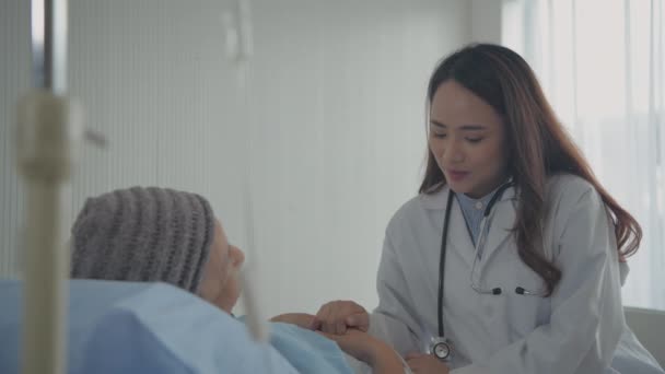 Conceito Médico Resolução Médico Está Consolar Paciente — Vídeo de Stock