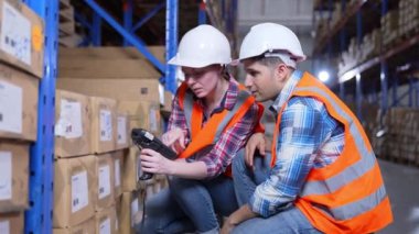 4k Kararlılığın iş konsepti. Çalışanlar depodaki malları denetlemek için birlikte çalışıyorlar..