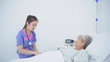 4k çözünürlüğünün tıbbi konsepti. Doktor hastane odasında hastanın durumunu kontrol ediyor..