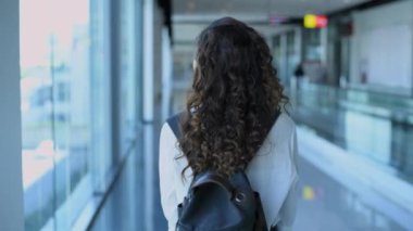 4k Kararlılığın Turizm konsepti. Havaalanında yürüyen Asyalı kadın..