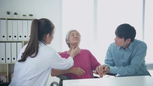 Konsep Medis Resolusi Dokter Sedang Memeriksa Tenggorokan Pasien Rumah Sakit — Stok Video