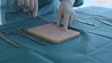 Eğitim konsepti 4k Kararlılık. Bir doktor uygulama aparatıyla dikiş pratiği yapıyor..