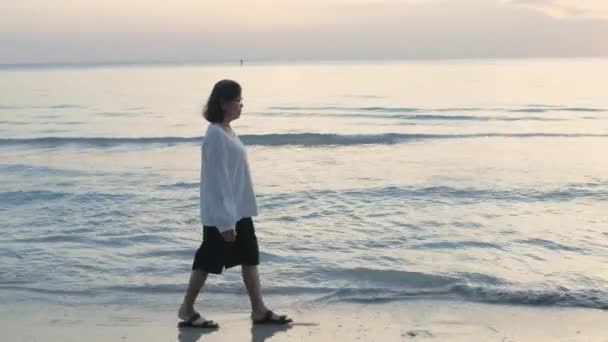 Reisekonzept Mit Auflösung Eine Alte Frau Strand — Stockvideo