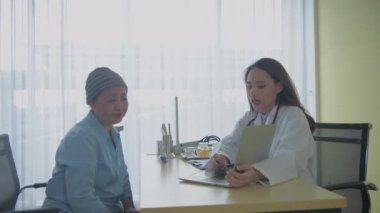 Sağlık konsepti 4k Çözünürlük. Doktor hastaya hastalığı açıklıyor..