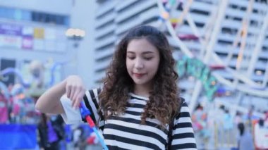 4k Kararlılığın Turizm konsepti. Eğlence parkında baloncuk çıkaran bir kız..