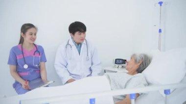 4k çözünürlüğünün tıbbi konsepti. Doktor hastane odasında hastanın durumunu kontrol ediyor..