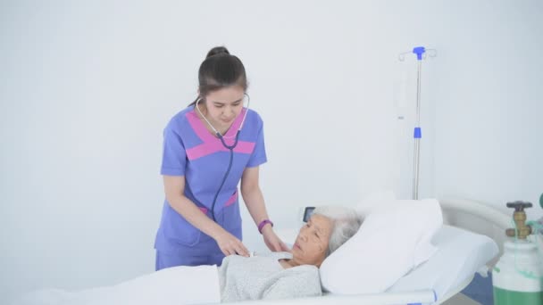 4K解像度の医学的概念 医者は病院の部屋で患者の状態をチェックしてる — ストック動画