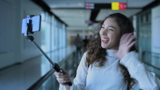 Concepto Turístico Resolución Mujer Asiática Tomando Selfie Videollamada Aeropuerto — Vídeo de stock