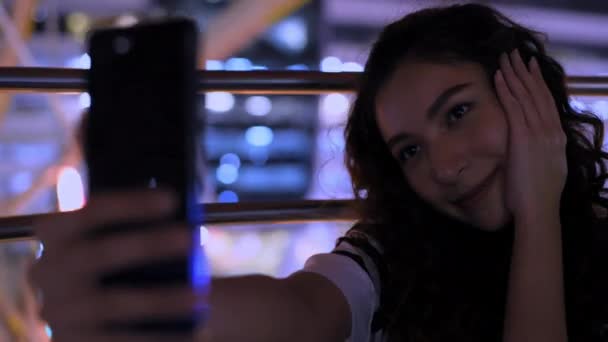 4K解像度的旅游概念 一个漂亮的女孩在摩天轮上玩手机 — 图库视频影像