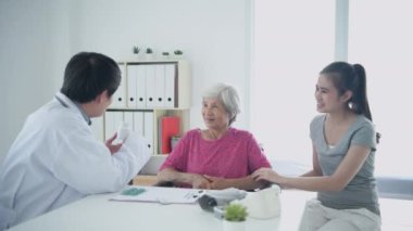 4k çözünürlüğünün tıbbi konsepti. Doktor hastane odasındaki sıcaklığı ölçüyor..