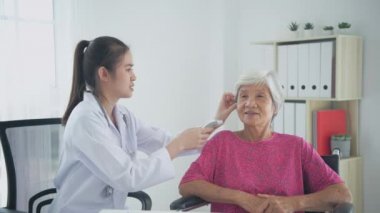 4k çözünürlüğünün tıbbi konsepti. Doktor hastane odasındaki sıcaklığı ölçüyor..