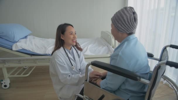 Conceito Médico Resolução Médico Está Consolar Paciente — Vídeo de Stock