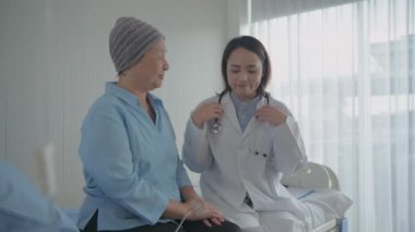 4k çözünürlüğünün tıbbi konsepti. Doktor hastanedeki hastayı muayene ediyor..