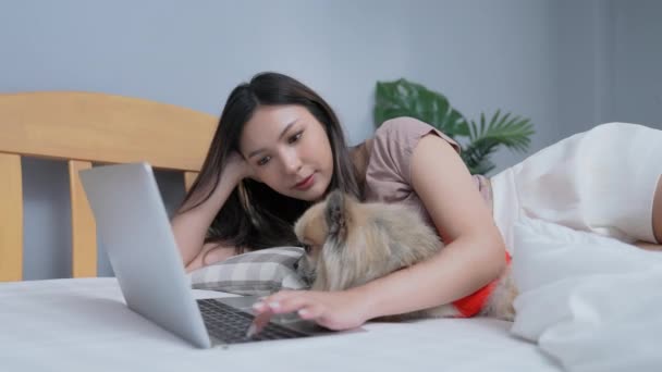 Concepto Vacaciones Resolución Asiático Niñas Trabajando Con Computadoras Dormitorio — Vídeos de Stock