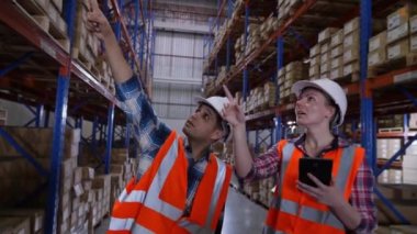 4k Kararlılığın iş konsepti. Depoda birlikte çalışan çalışanlar..