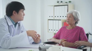 4k çözünürlüğünün tıbbi konsepti. Hastanedeki bir doktora danışıyorum..