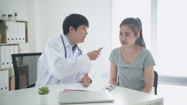 Medisch Concept Van Resolutie Dokter Meet Temperatuur Ziekenhuiskamer — Stockvideo