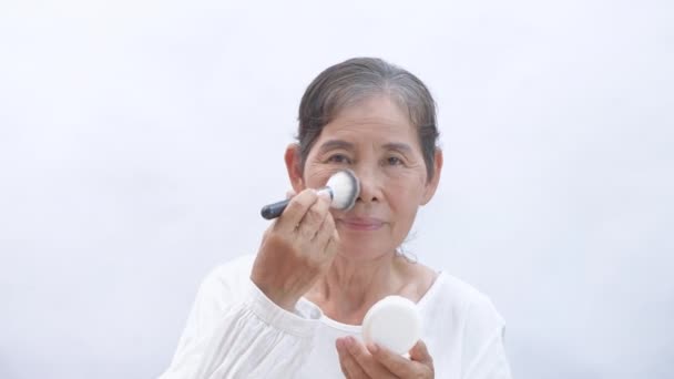 Konsep Kecantikan Resolusi Wanita Tua Asia Dengan Senang Hati Menyemprotkan — Stok Video