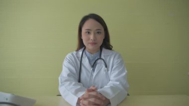 4k çözünürlüğünün tıbbi konsepti. Doktor hastanede çalışmak için ders veriyor..