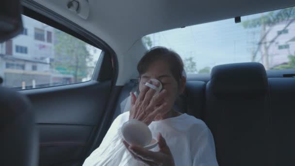 Resekoncept För Upplösning Asiatisk Äldre Kvinna Sätta Smink Bilen När — Stockvideo