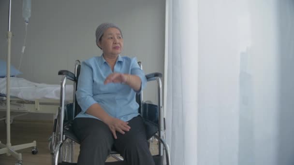 Zdravotní Koncepce Rozlišení Starší Asiatka Čeká Návštěvu Příbuzných Nemocnici — Stock video