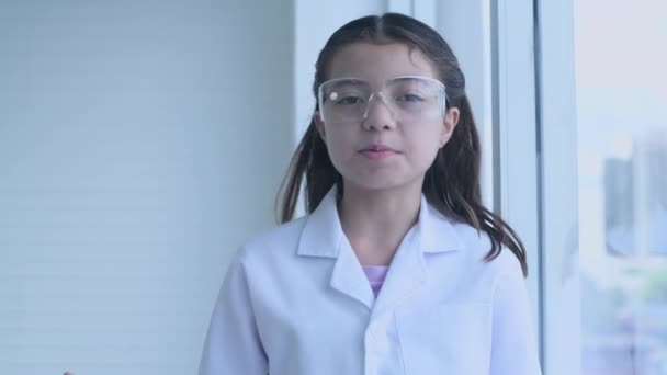 Konsep Pendidikan Resolusi Seorang Gadis Muda Menjelaskan Tentang Percobaan Laboratorium — Stok Video