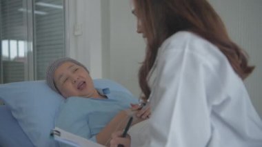 4k çözünürlüğünün tıbbi konsepti. Doktor hastane odasında hastanın durumunu kontrol ediyor..