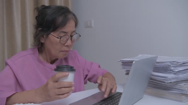 Business Concept Resolution Asian Old Lady Working Using Computer House — Stock Video