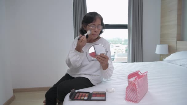 Concepto Belleza Resolución Asiática Anciana Haciendo Maquillaje Dormitorio — Vídeos de Stock