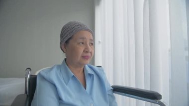 Sağlık konsepti 4k Çözünürlük. Yaşlı bir Asyalı kadın hastanede akrabalarının ziyaretini bekliyor..