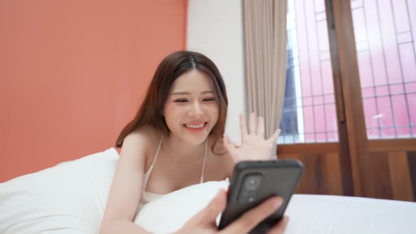 Tatil Konsepti Çözünürlük Asyalı Kızlar Yatak Odasında Cep Telefonu Oynuyorlar — Stok video